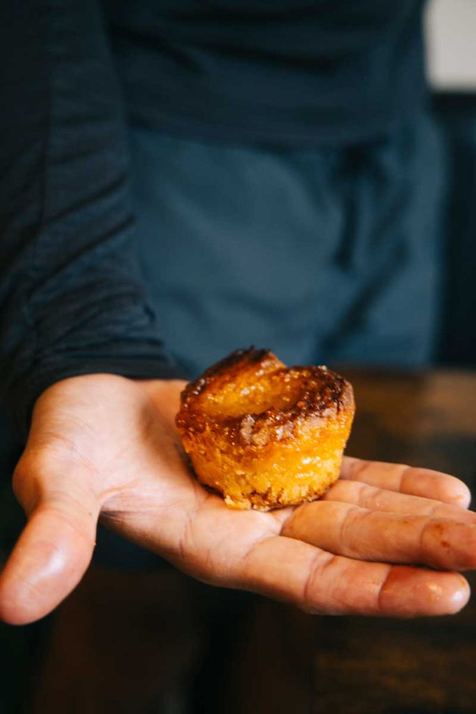 Le kouingn amann de la boulangerie bara breizh à Camaret-sur-mer. crédit photo : Clara Ferrand - blog Wildroad