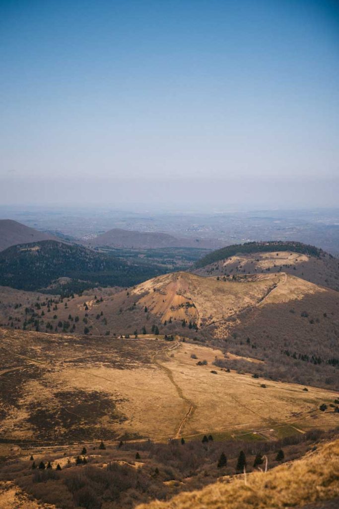 la chaîne des Puys depuis le sommet du Puy de dôme. Crédit photo : Clara Ferrand - blog Wildroad