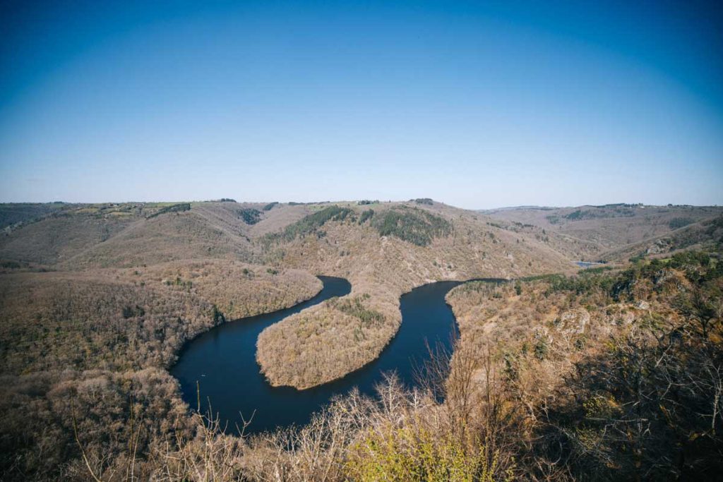 Le méandre de Queuille dans les gorges de la Sioule, un des plus beaux paysages autour de Clermont-Ferrand. Crédit photo : Clara Ferrand - blog Wildroad