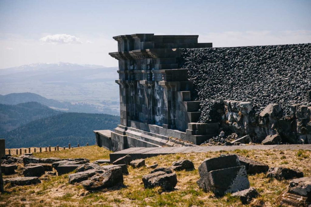 le temple de Mercure au sommet du Puy de dôme. Crédit photo : Clara Ferrand - blog Wildroad