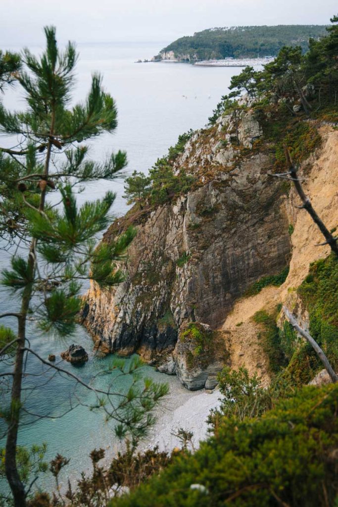 les grottes de Morgat depuis le sentier des douaniers sur le GR34. crédit photo : Clara Ferrand - blog Wildroad