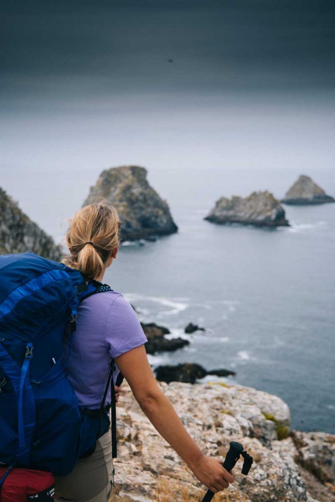 Les tas de pois sur la pointe de Pen hir à Crozon. crédit photo : Clara Ferrand - blog Wildroad