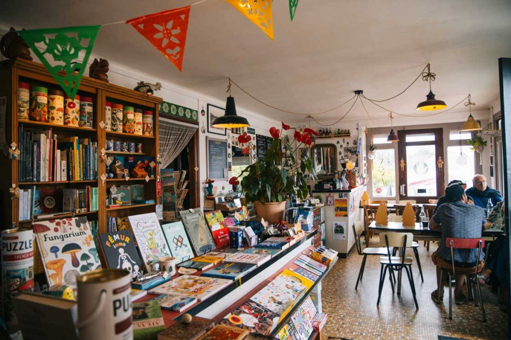La librairie snack la Bonne Fortune dans le village de Roscanvel. crédit photo : Clara Ferrand - blog Wildroad