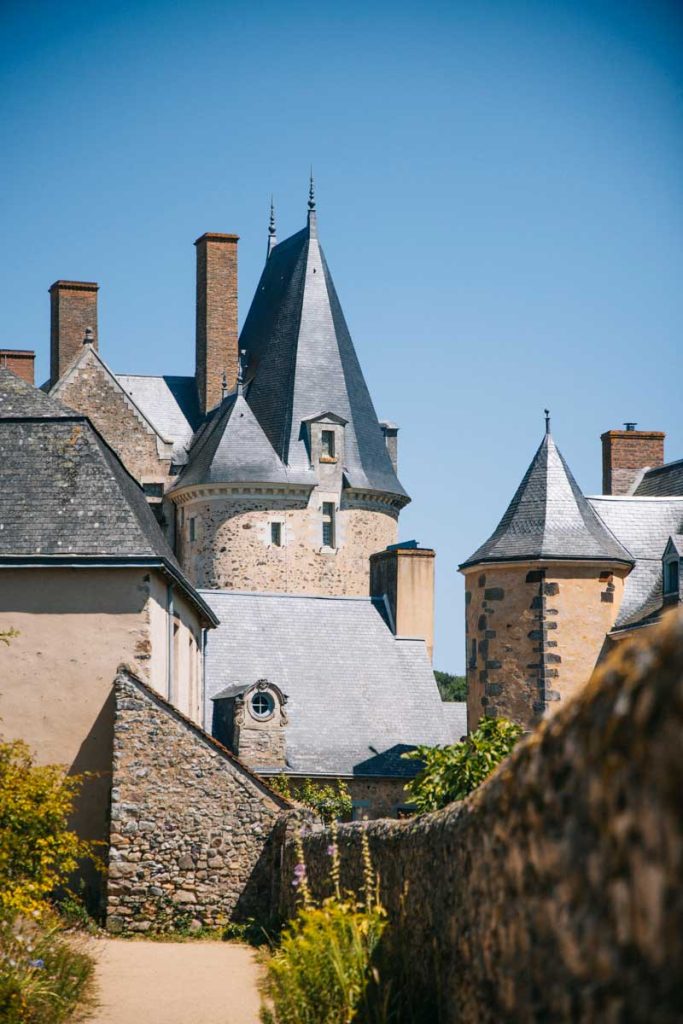 Le manoir à voir lors de la visite guidé cite médiévale Sainte-Suzanne. Crédit photo : Clara Ferrand - blog Wildroad