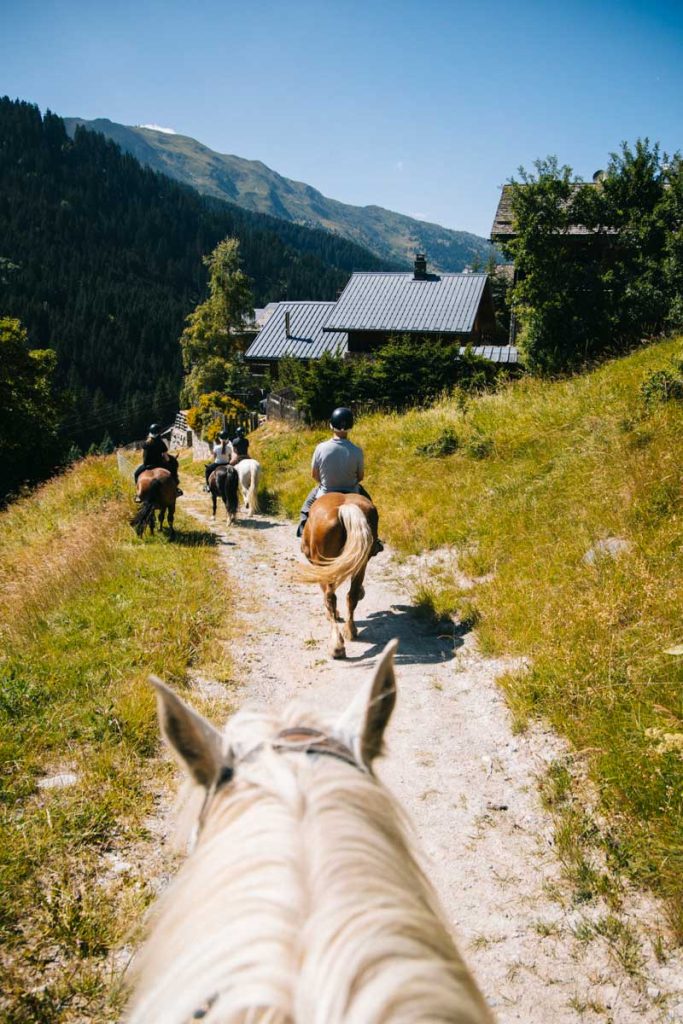 Activité à faire en été à Méribel avec le ranch nordique : randonnée à cheval à la réserve de Tuéda. Crédit photo : Clara Ferrand - blog Wildroad