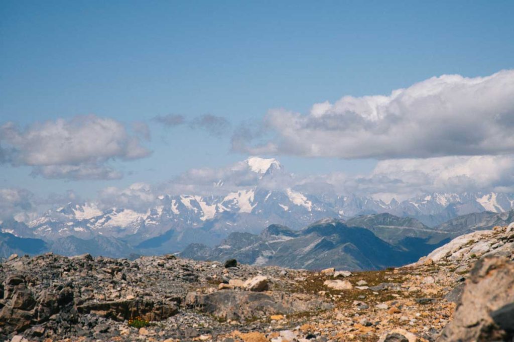 Le Mont blanc depuis tour du des lacs du mont Coua. Crédit photo : Clara Ferrand - blog Wildroad