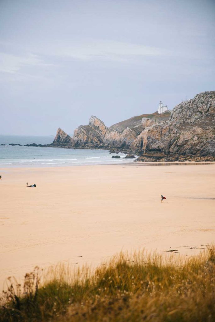 Le phare de la pointe du Toulinguet sur la presqu'île de Crozon. crédit photo : Clara Ferrand - blog Wildroad