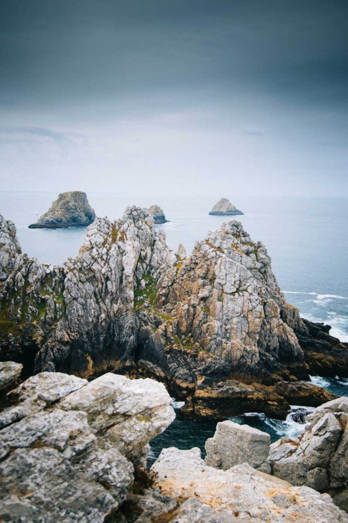 La pointe de Pen Hir sur le tour de la presqu'île de Crozon sur le GR34. crédit photo : Clara Ferrand - blog Wildroad