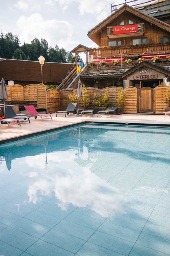 Piscine spa de l'hôtel l'Eterlou à Méribel. Crédit photo : Clara Ferrand - blog Wildroad