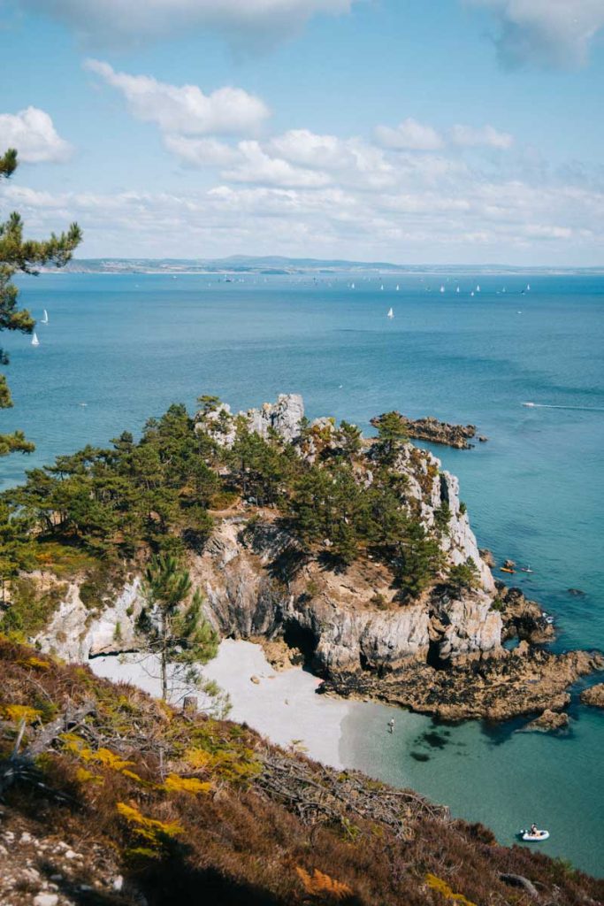 La plage de l'île vierge depuis le sentier des douaniers. crédit photo : Clara Ferrand - blog Wildroad
