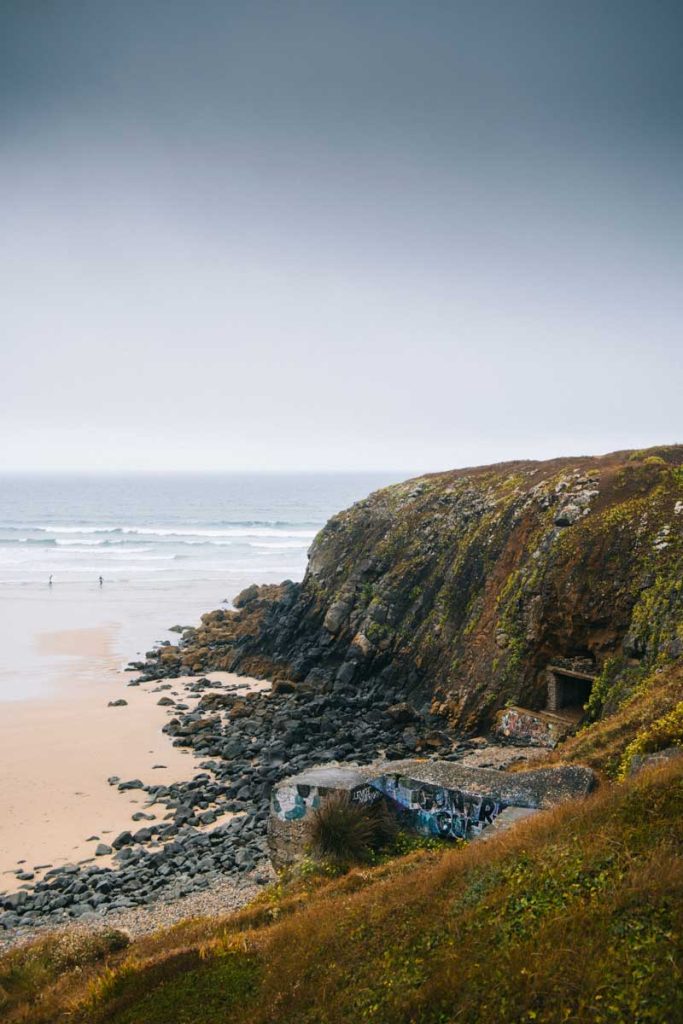 La plage de Lostmarc'h et ses formations volcaniques. crédit photo : Clara Ferrand - blog Wildroad