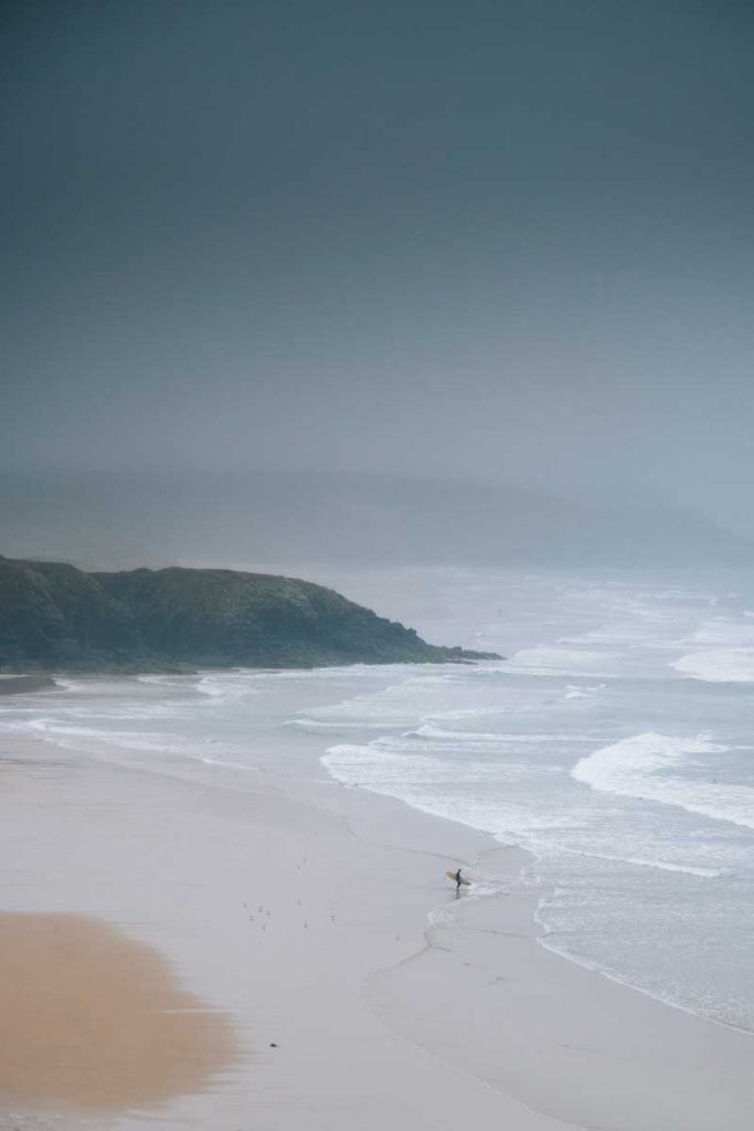 La plage de Lostmarc'h et ses surfeurs. crédit photo : Clara Ferrand - blog Wildroad