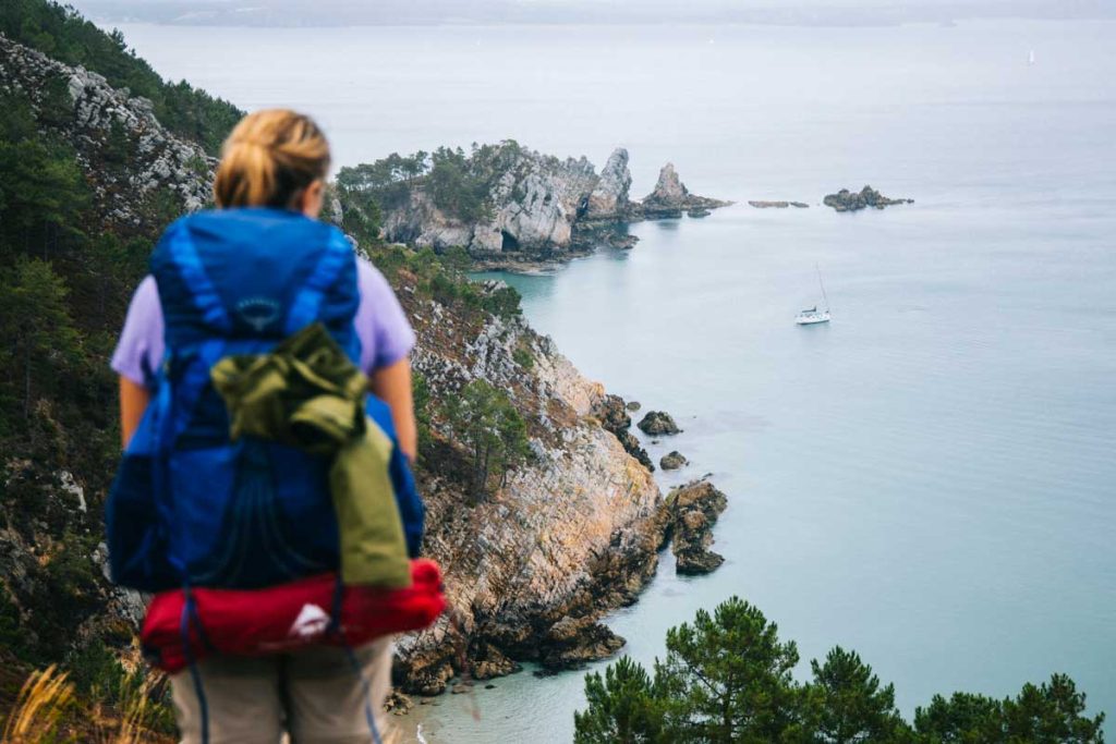 La plage de l'île vierge depuis les sentiers de randonnée. crédit photo : Clara Ferrand - blog Wildroad