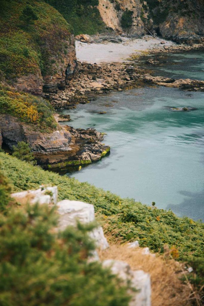plage presquile de crozon sur le sentier du gr34