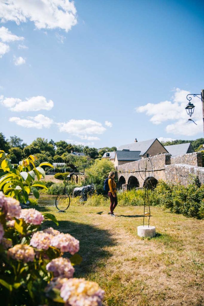 Le pont piéton de Saint-Pierre-sur-Erve. Crédit photo : Clara Ferrand - blog Wildroad