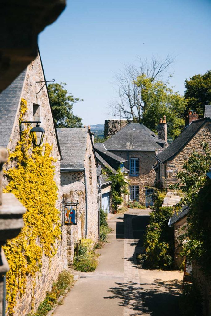 Randonnée au départ de Sainte-Suzanne en Mayenne. Crédit photo : Clara Ferrand - blog Wildroad