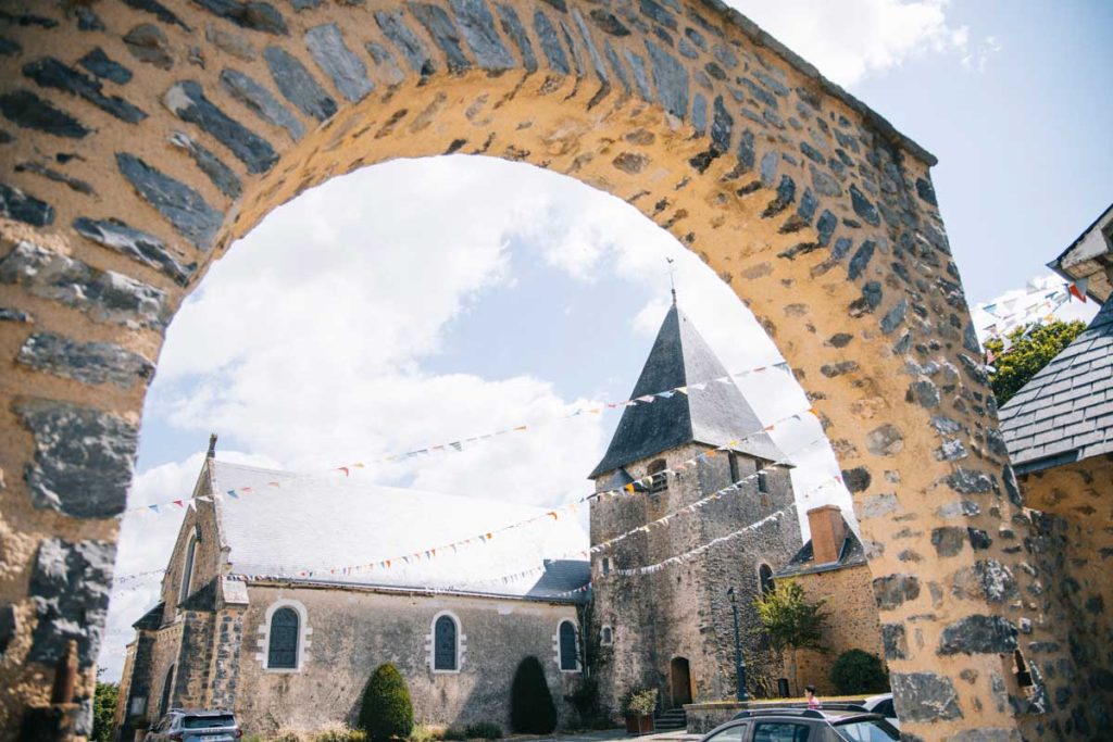Randonnée autour de Sainte-Suzanne : visiter Saulges petite cité de caractère. Crédit photo : Clara Ferrand - blog Wildroad