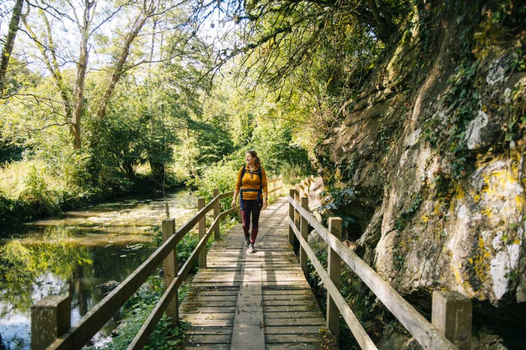 Randonner autour des grottes de Saulges dans les Coevrons. Crédit photo : Clara Ferrand - blog Wildroad