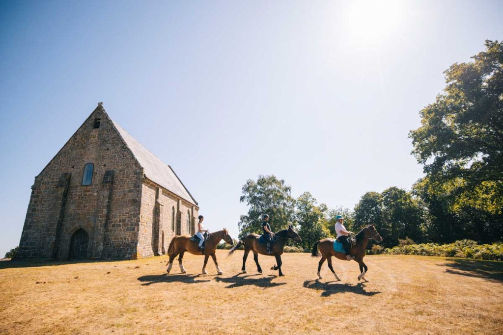 La randonnée de l'Etivau à Sainte-Suzanne Coevrons : chapelle du Montaigu. Crédit photo : Clara Ferrand - blog Wildroad