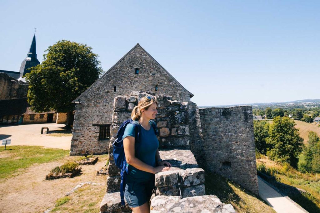 Les remparts lors de la visite de château de Sainte-Suzanne. Crédit photo : Clara Ferrand - blog Wildroad