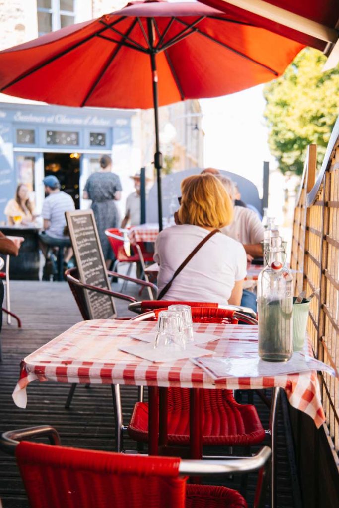 Le restaurant caf & couette dans la cité de Sainte-Suzanne. Crédit photo : Clara Ferrand - blog Wildroad