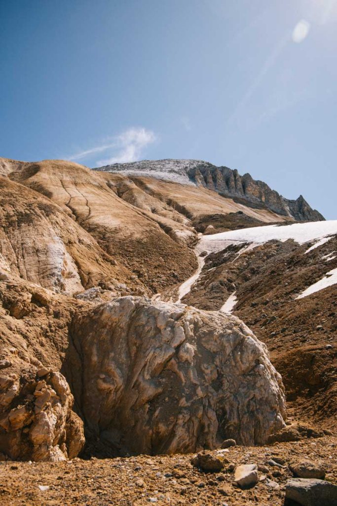 La roche ocre au col du soufre. Crédit photo : Clara Ferrand - blog Wildroad
