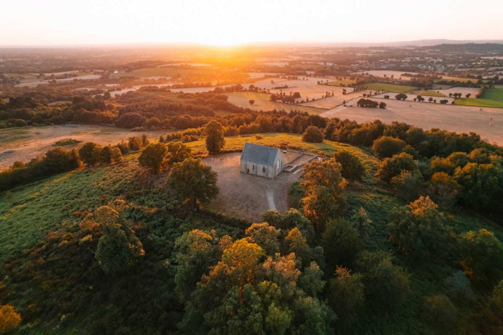 Le sommet du Montaigu en randonnée en Mayenne au coucher de soleil. Crédit photo : Clara Ferrand - blog Wildroad