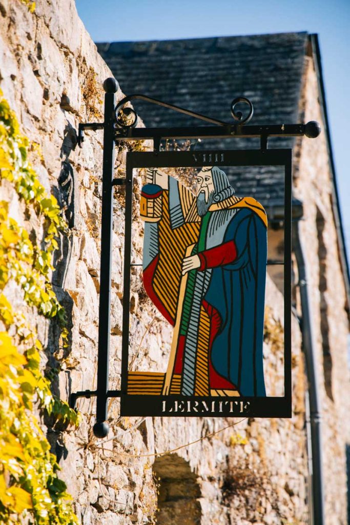 Arcane du Tarot de Marseille dans les rues de sainte-Suzanne. Crédit photo : Clara Ferrand - blog Wildroad