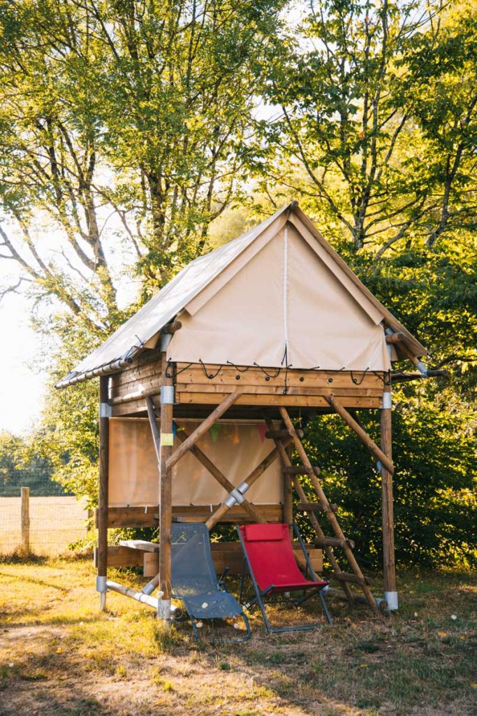 Tente de glamping hébergement à proximité de sainte-Suzanne en Mayenne. Crédit photo : Clara Ferrand - blog Wildroad