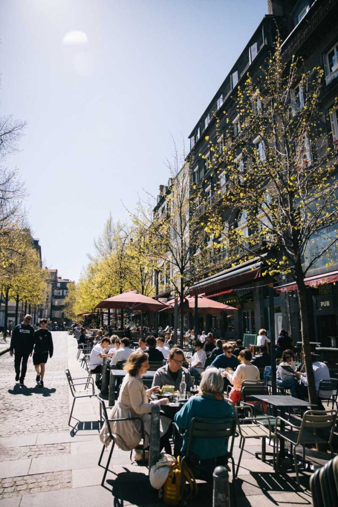 Les terrasses des restaurants sur la place de la Victoire. Crédit photo : Clara Ferrand - blog Wildroad