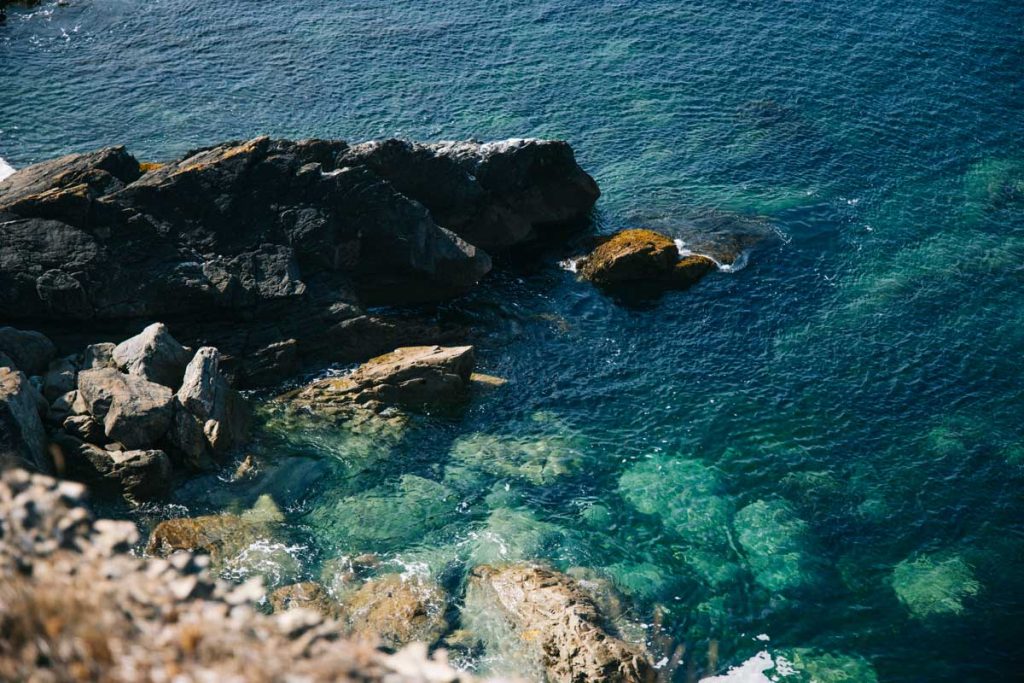 Les eaux turquoises sur le tour de la presqu'île de Crozon. crédit photo : Clara Ferrand - blog Wildroad