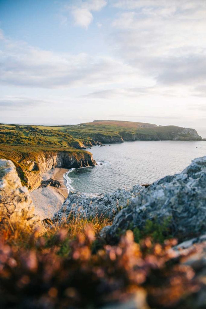 Le tour de la presqu'île de Crozon GR34 : le sentier à la pointe de Dinan. crédit photo : Clara Ferrand - blog Wildroad