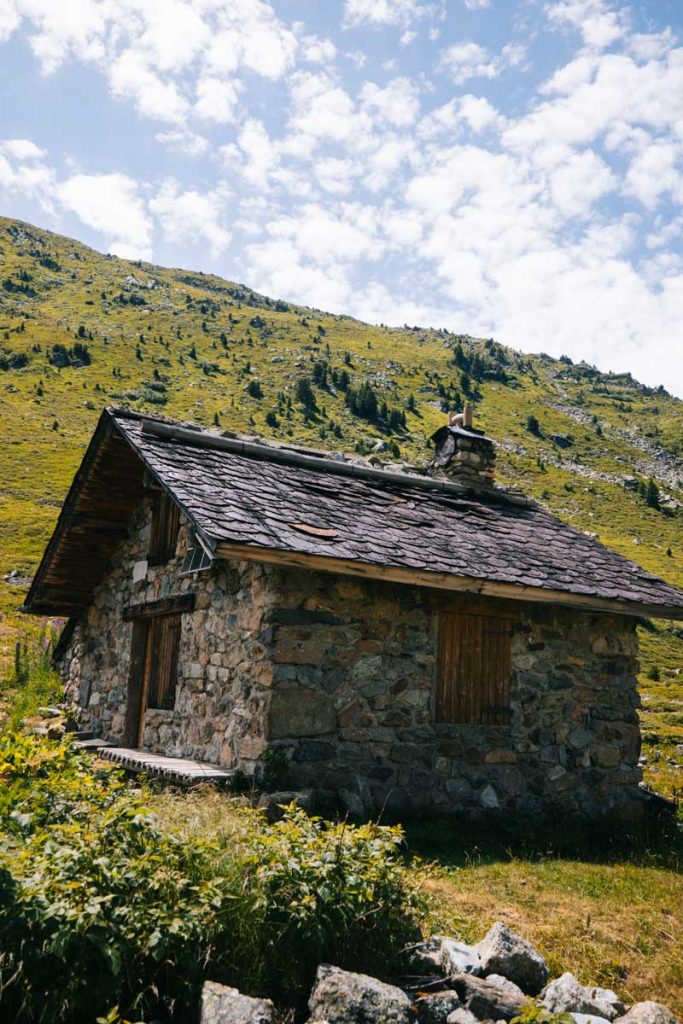 Le vallon du fruit et ses chalets alpages traditionnels. Crédit photo : Clara Ferrand - blog Wildroad