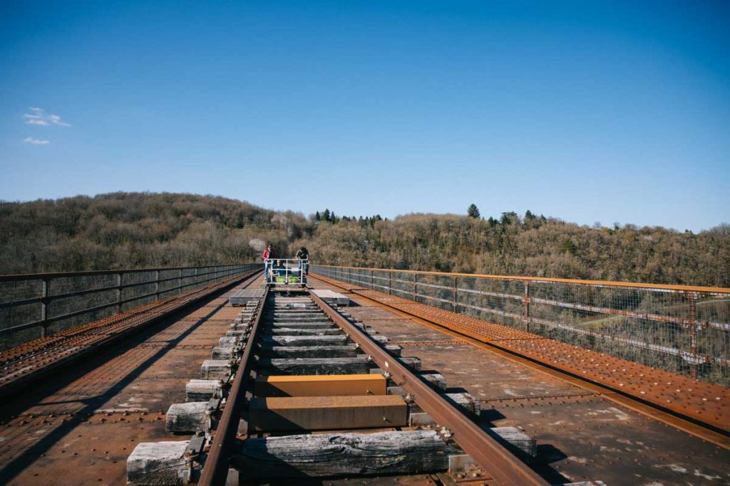 faire le plus beau velorail en Europe sur viaduc des fades dans les Combrailles à côté de Clermont-Ferrand . Crédit photo : Clara Ferrand - blog Wildroad