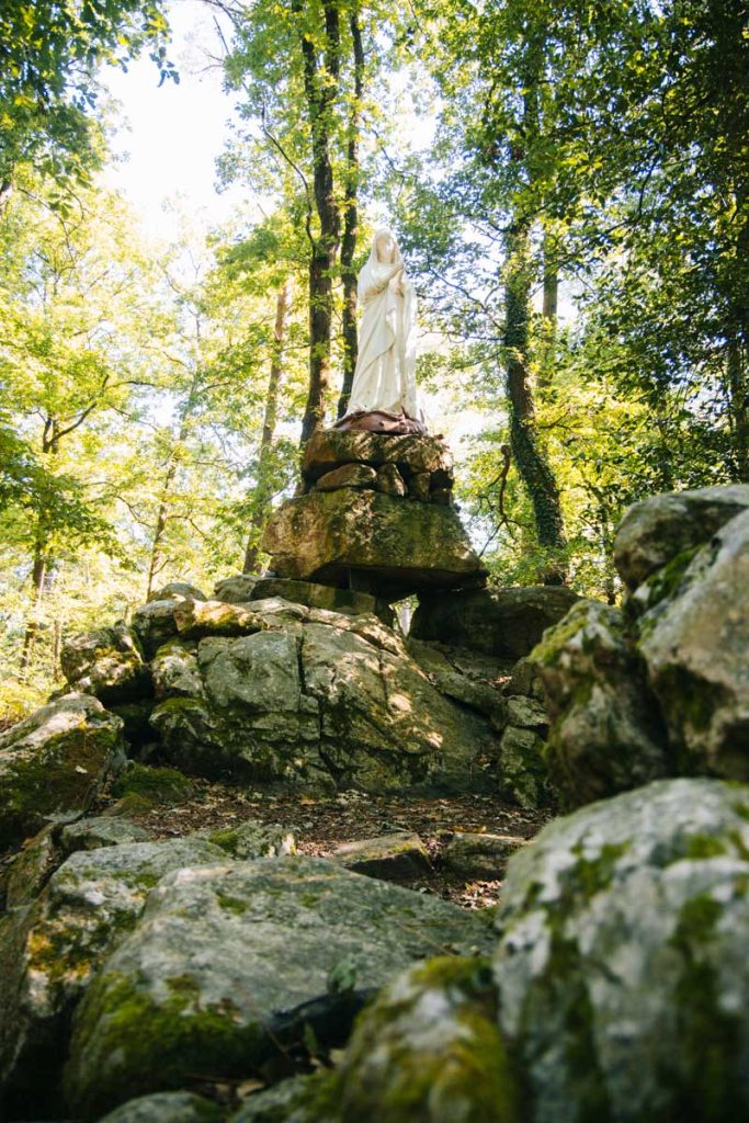 La vierge de beausoleil dans la forêt de grande Charnie. Crédit photo : Clara Ferrand - blog Wildroad