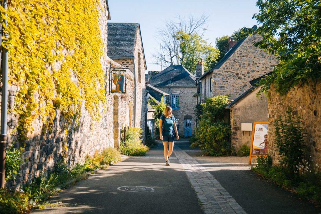 La visite guidée pour découvrir Sainte-Suzanne cite médiévale en Mayenne. Crédit photo : Clara Ferrand - blog Wildroad