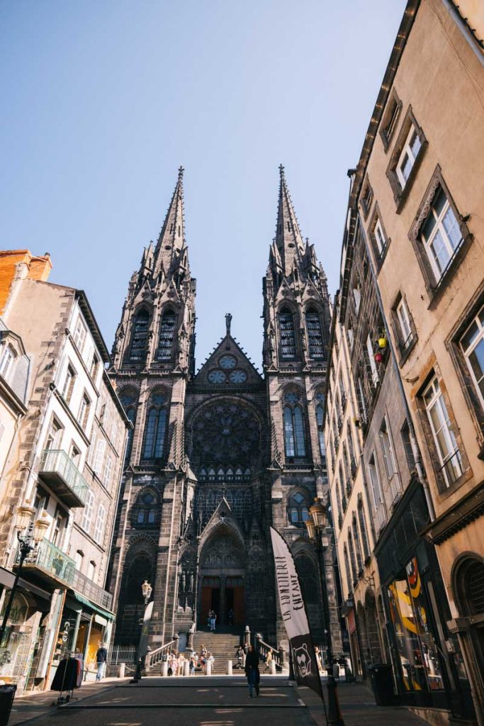 Visiter la cathédrale de Clermont-Ferrand en week-end. Crédit photo : Clara Ferrand - blog Wildroad