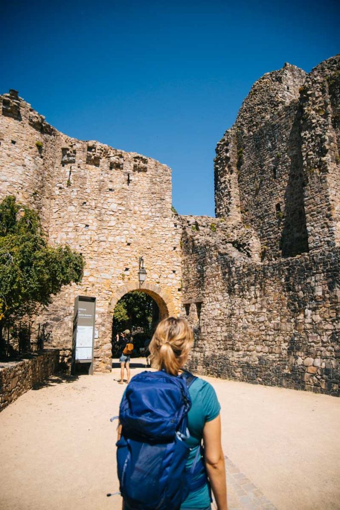 Visiter le château de la cité médiévale de Sainte-Suzanne. Crédit photo : Clara Ferrand - blog Wildroad