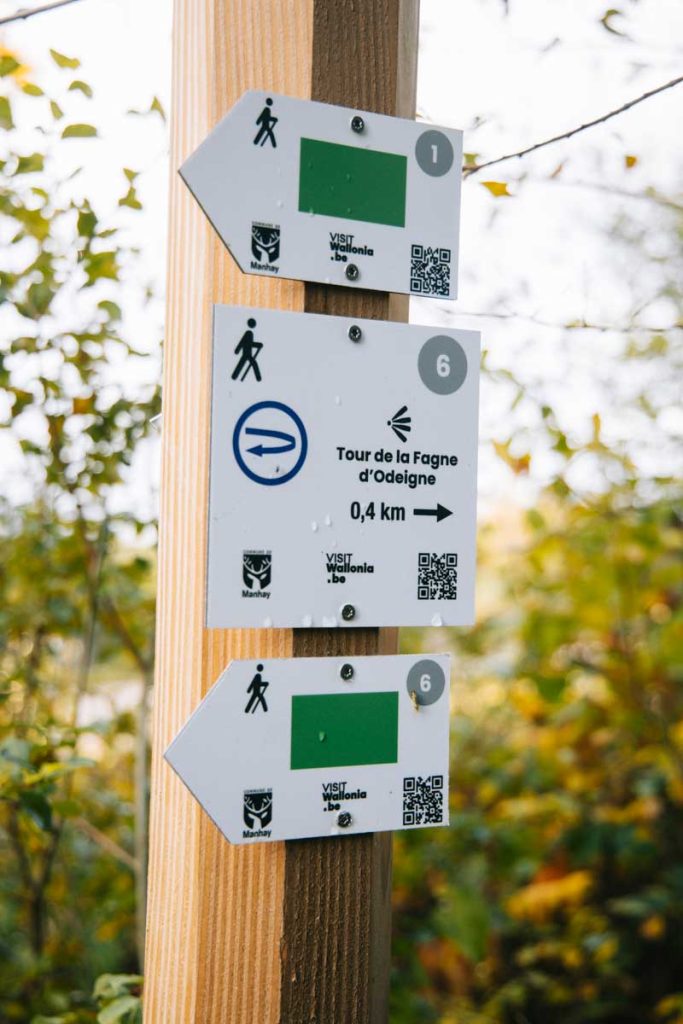 Le balisage de la randonnée de plateau des Tailles en Belgique. crédit photo : Clara Ferrand - blog Wildroad