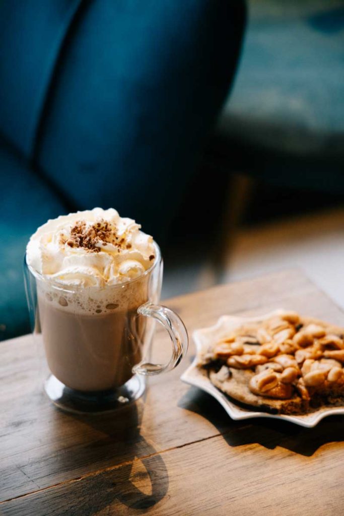Un chocolat chaud à la fabrique d'Ornan. crédit photo : Clara Ferrand - blog Wildroad