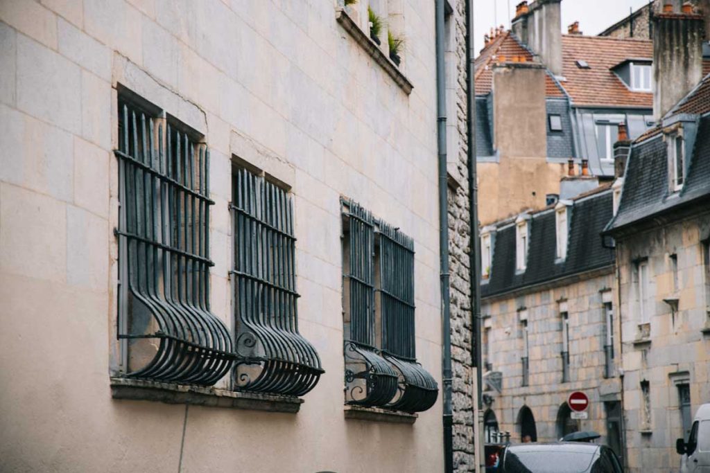 les grilles ventrues spécificité de l'architecture bisontine. crédit photo : Clara Ferrand - blog Wildroad