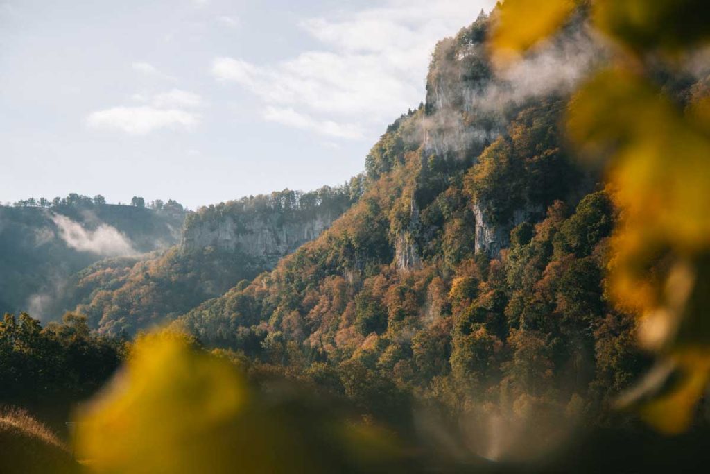 Les montagnes du Jura et la source du Lison. crédit photo : Clara Ferrand - blog Wildroad