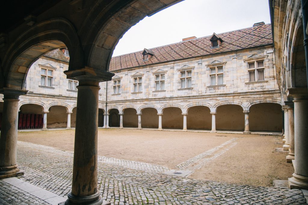 Le palais Granvelle monument historique du centre-ville de Besançon. crédit photo : Clara Ferrand - blog Wildroad