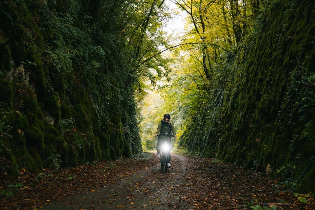 La voie verte pour un itinéraire à vélo dans la vallée de la Loue. crédit photo : Clara Ferrand - blog Wildroad
