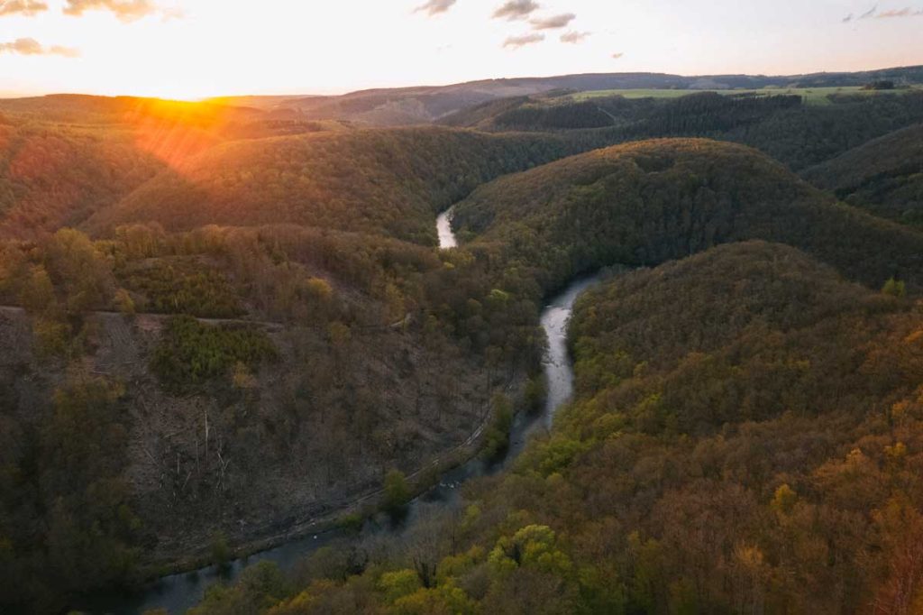 Coucher de soleil au rocher du Hérou dans l'ardenne belge. crédit photo : Clara Ferrand - Wildroad