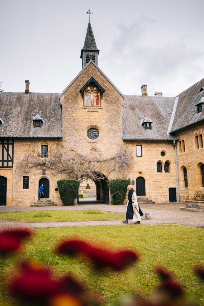 L'Abbaye d'Orval et ses moines. une visite incontournable à faire en Wallonie. crédit photo : Clara Ferrand - blog Wildroad