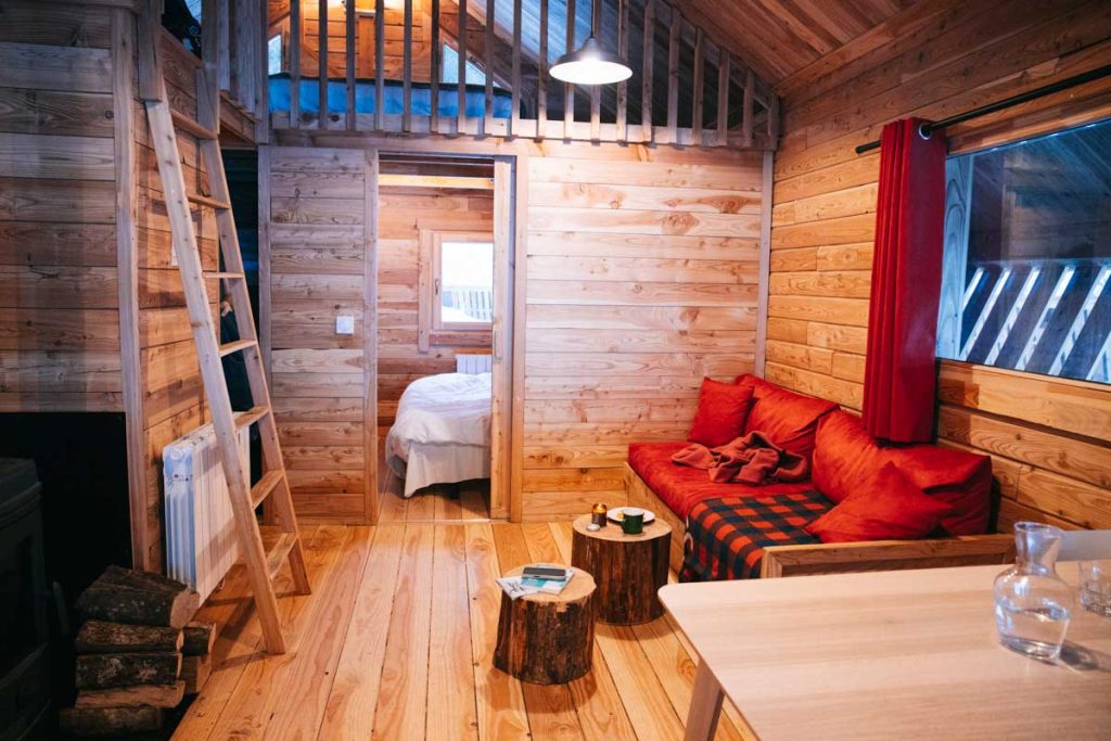 les chalets Huttopia pour un séjour à la montagne en hiver en Savoie. Crédit photo : Clara Ferrand - blog Wildroad