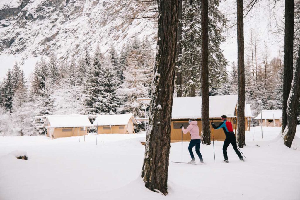 La piste le Canada et le village Huttopia avec des skieurs de fond. Crédit photo : Clara Ferrand - blog Wildroad