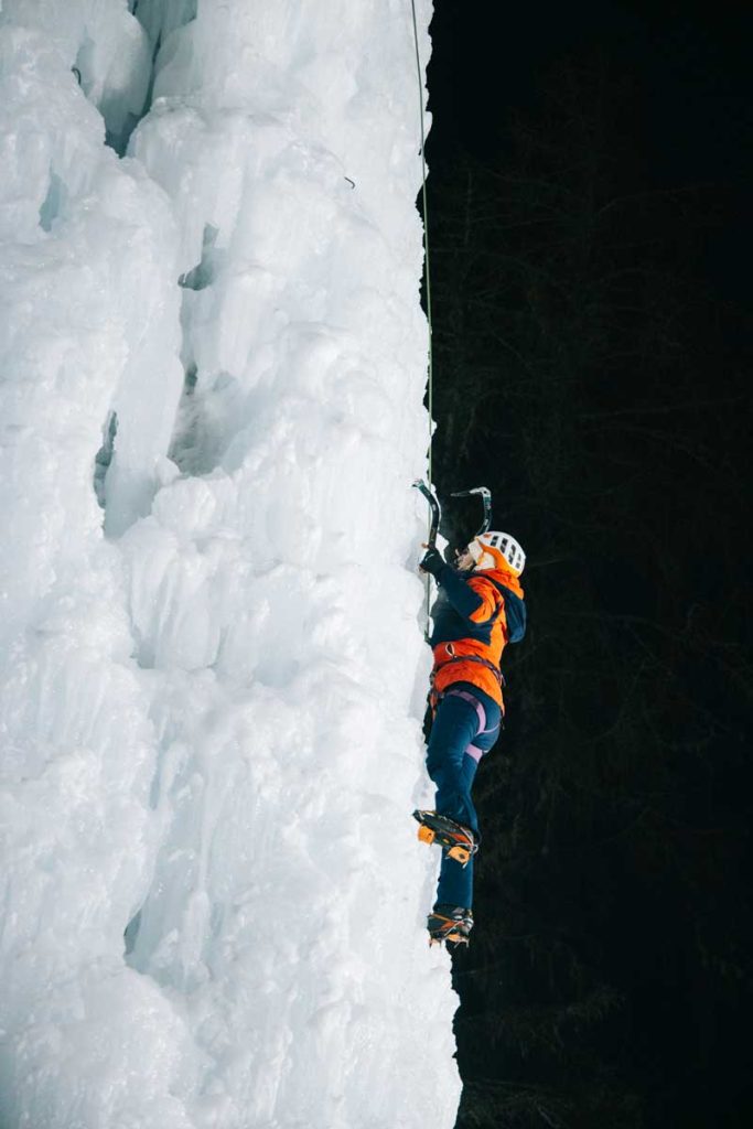 Escalade de glace sur la tour de glace à Champagny-en-Vanoise. Crédit photo : Clara Ferrand - blog Wildroad