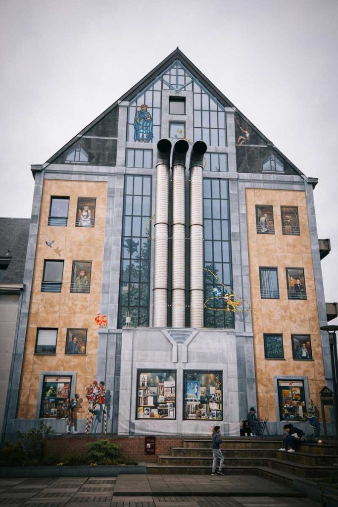 La fresque urbaine de l'histoire de la ville de Namur. crédit photo : Clara Ferrand - blog Wildroad
